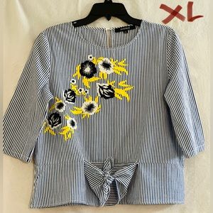 LADIES NAVY BLUE & WHITE TOP WITH CROCHETED FLOWERS